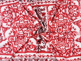 biała bawełna w czerwony wzór w kafle z roślinnymi ornamentami
