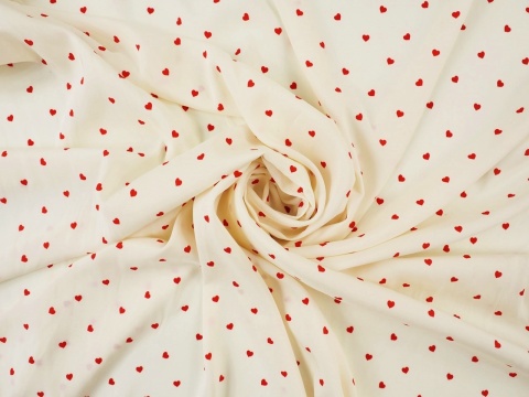 śmietanowy jedwab w czerwone serduszka