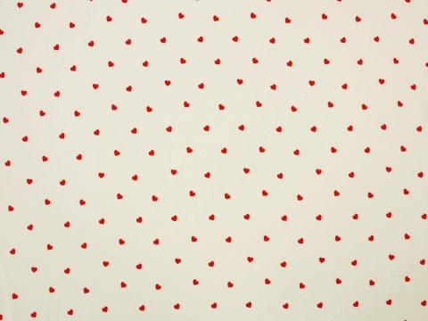 śmietanowy jedwab w czerwone serduszka