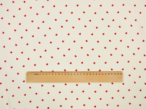 śmietanowy jedwab w czerwone serduszka