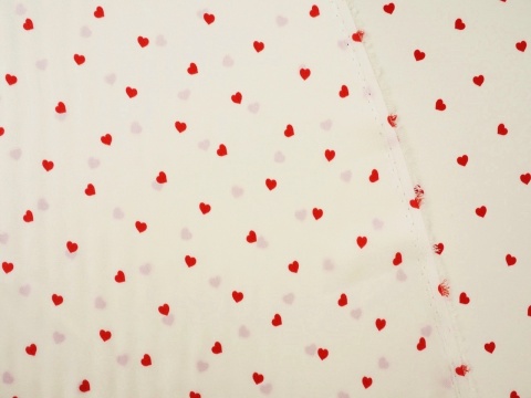 śmietanowy jedwab w czerwone serduszka