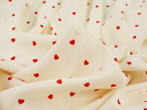 śmietanowy jedwab w czerwone serduszka