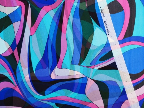 jedwab o abstrakcyjnym wzorze niebiesko-różowym