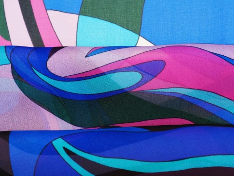 jedwab o abstrakcyjnym wzorze niebiesko-różowym