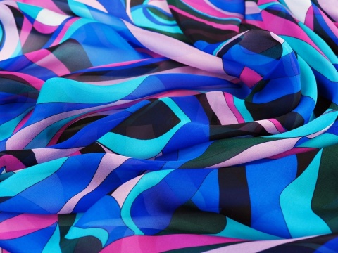 jedwab o abstrakcyjnym wzorze niebiesko-różowym