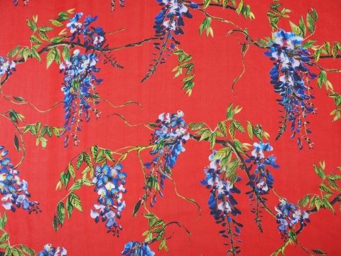 czerwony szyfon w kwiaty wisterii