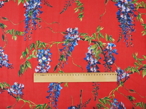 czerwony szyfon w kwiaty wisterii