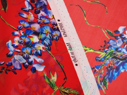 czerwony szyfon w kwiaty wisterii