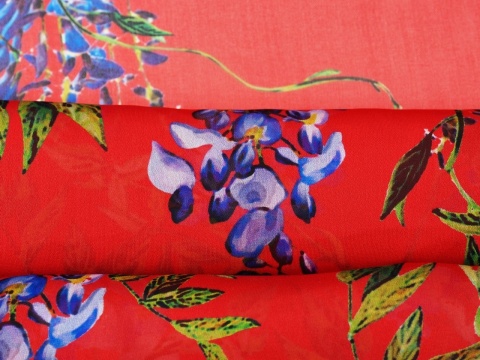 czerwony szyfon w kwiaty wisterii
