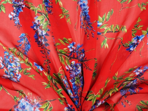 czerwony szyfon w kwiaty wisterii