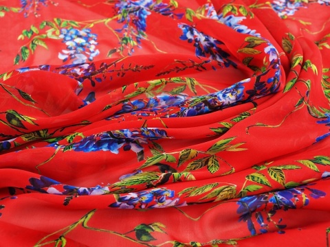 czerwony szyfon w kwiaty wisterii