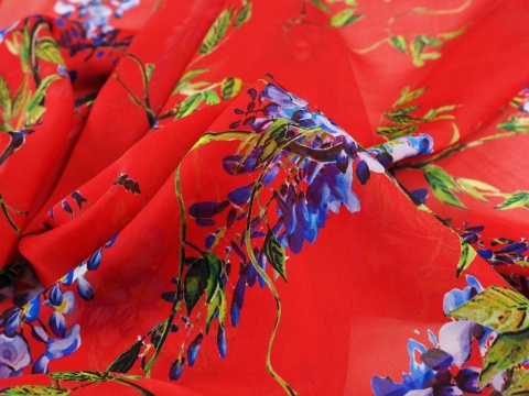 czerwony szyfon w kwiaty wisterii