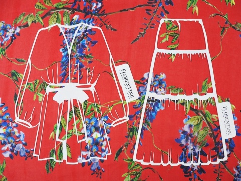 czerwony szyfon w kwiaty wisterii