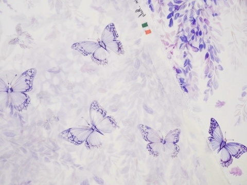 biały jedwab w fioletowe wisterie i motyle