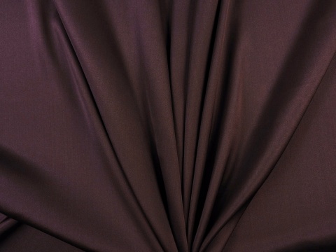jedwab w kolorze ciemnej oberżyny