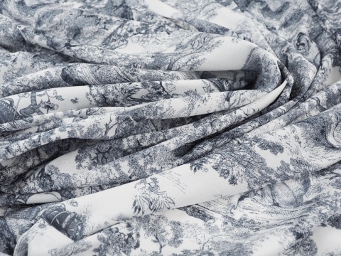 jedwab w granatowe rysunki drzew i zwierząt w stylu Toile do Jouy