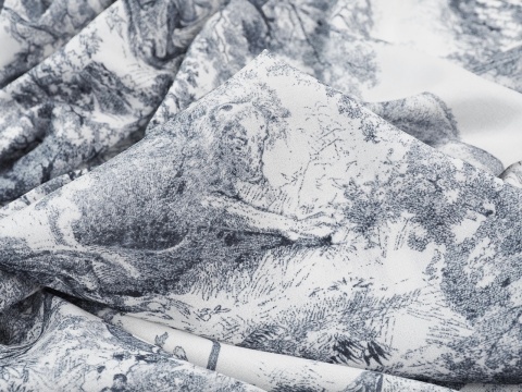 jedwab w granatowe rysunki drzew i zwierząt w stylu Toile do Jouy