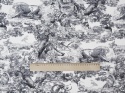 biały jedwab w granatowe rysunki drzew i zwierząt w stylu Toile do Jouy