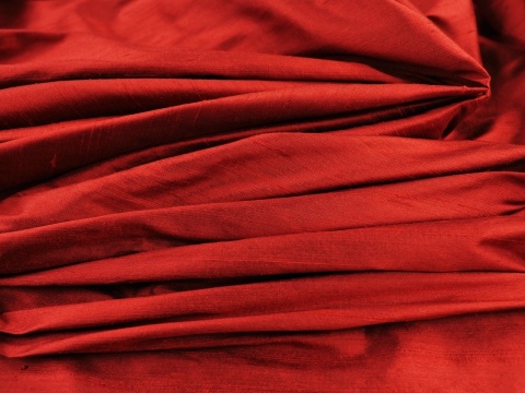 jedwab szantung w kolorze rdzawym wiśniowym