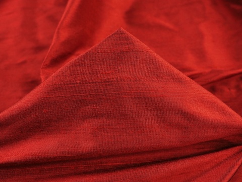 jedwab szantung w kolorze rdzawym wiśniowym