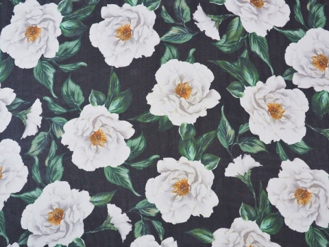 szyfon jedwabny w białe, dzikie róże i zielone liście na czarnym tle