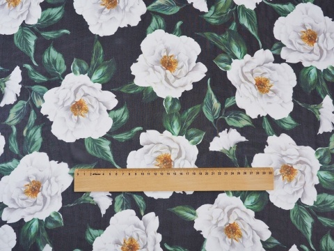 szyfon jedwabny w białe, dzikie róże i zielone liście na czarnym tle