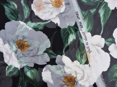 szyfon jedwabny w białe, dzikie róże i zielone liście na czarnym tle