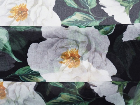 szyfon jedwabny w białe, dzikie róże i zielone liście na czarnym tle