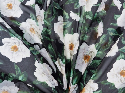 szyfon jedwabny w białe, dzikie róże i zielone liście na czarnym tle