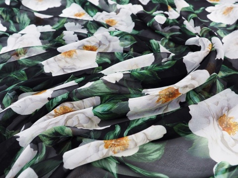 szyfon jedwabny w białe, dzikie róże i zielone liście na czarnym tle