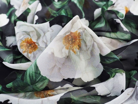 szyfon jedwabny w białe, dzikie róże i zielone liście na czarnym tle