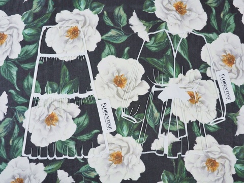 szyfon jedwabny w białe, dzikie róże i zielone liście na czarnym tle