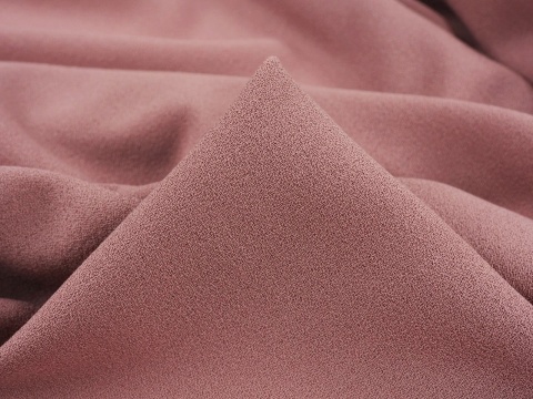 krepa wełniana w kolorze pudrowego różu