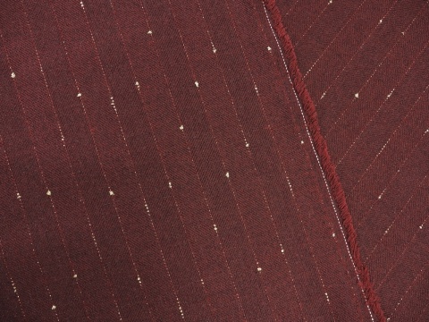 bordowa tkanina w pionowe, delikatne, złote paski