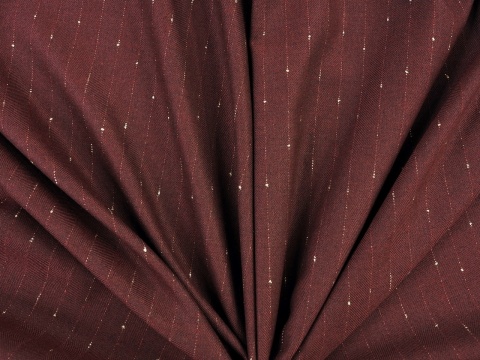 bordowa tkanina w pionowe, delikatne, złote paski