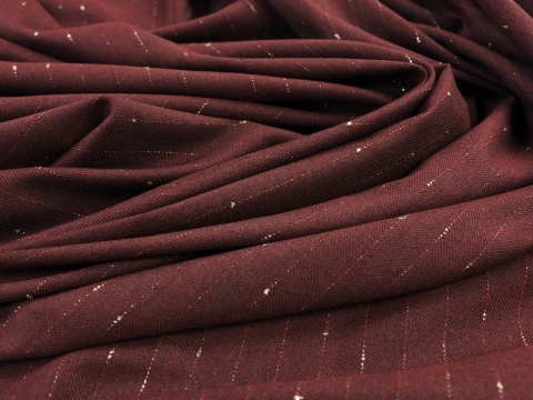 bordowa tkanina w pionowe, delikatne, złote paski