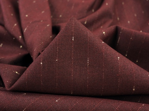 bordowa tkanina w pionowe, delikatne, złote paski