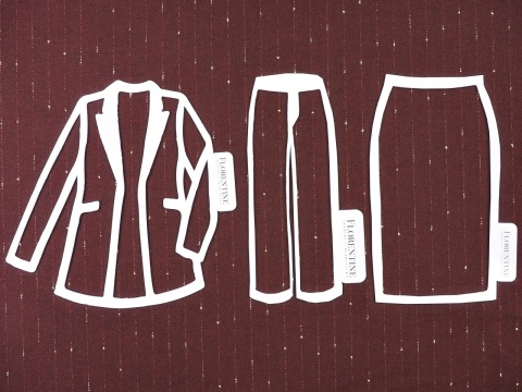 bordowa tkanina w pionowe, delikatne, złote paski