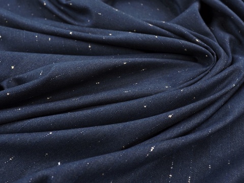 granatowa tkanina w pionowe, delikatne, złote paski