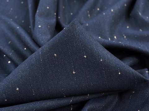 granatowa tkanina w pionowe, delikatne, złote paski