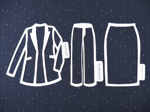 granatowa tkanina w pionowe, delikatne, złote paski