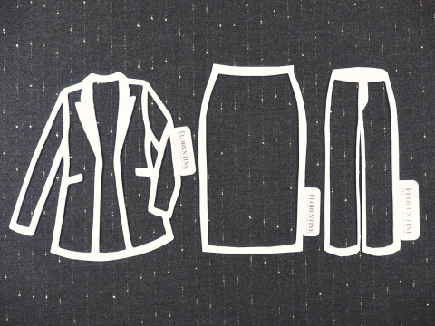 szara tkanina w pionowe, delikatne, złote paski