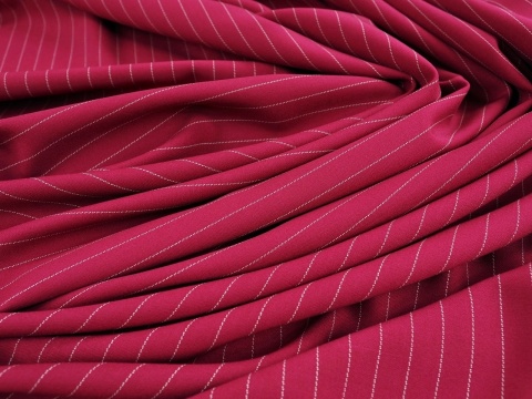 ciemno malinowa wełna double face w biały prążek