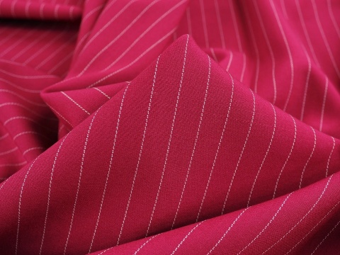 ciemno malinowa wełna double face w biały prążek