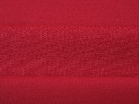 wełna w kolorze czerwonego bordo