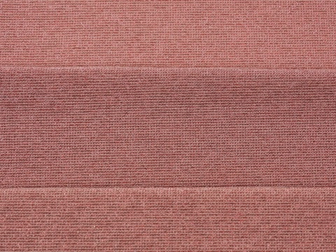 pudrowo różowa dzianina z lurexem