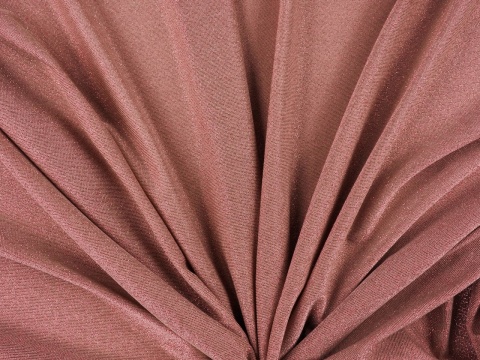 pudrowo różowa dzianina z lurexem