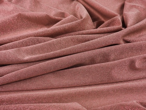 pudrowo różowa dzianina z lurexem