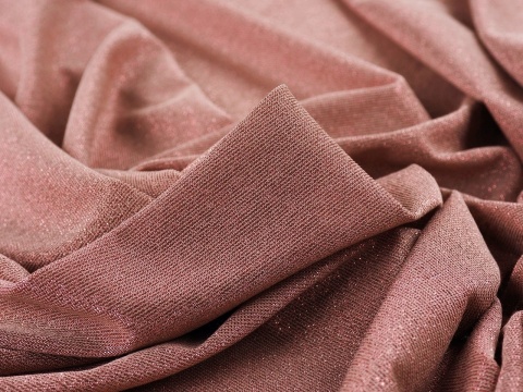 pudrowo różowa dzianina z lurexem