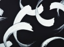 czarny jedwab w duże, białe maźnięcia